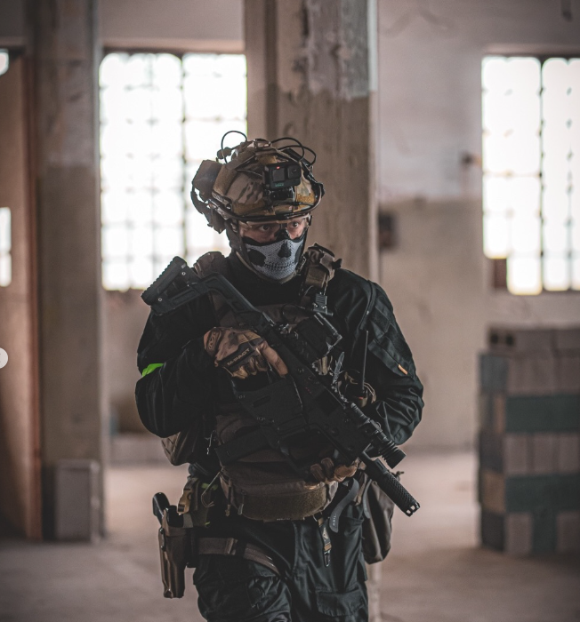 Jugador de airsoft en posición